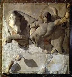 Hércules luchando contra el toro cretense, una de una serie de doce metopas que representan los trabajos de Hércules del Templo de Zeus en Olimpia, período clásico temprano, hacia 470-457 a. C.