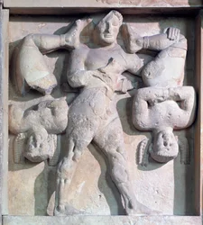 Magna Grecia: metopa con Hércules con los Cercopes, relieve de piedra, 575-550 a.C.