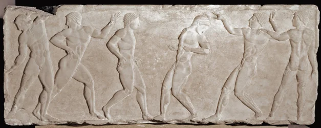 Base de mármol en relieve de un kuros funerario que representa a seis atletas. 510-500 a. C. Procedente de la Acrópolis de Atenas. Museo Arqueológico Nacional, Atenas