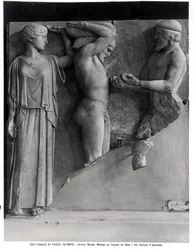 Metope X del Templo de Zeus que representa a Hércules recibiendo las manzanas doradas de las Hespérides de la mano de Atlas, mientras Minerva descansa un cojín en su cabeza