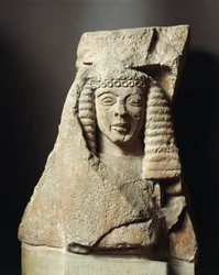 Fragmento de metopa con figura femenina, de Micenas, Grecia, siglo VII a.C.