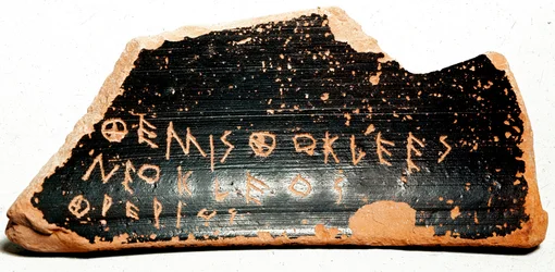 Ostrakon u ostracon, plural: ostraca u ostraka, fragmentos de cerámica utilizados como papeletas de voto durante los procedimientos de ostracismo en la Antigua Grecia. 480 a. C., Atenas. Museo del Ágora.