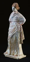 Estatuilla de una mujer con ropa drapeada, de Tanagra, Beocia