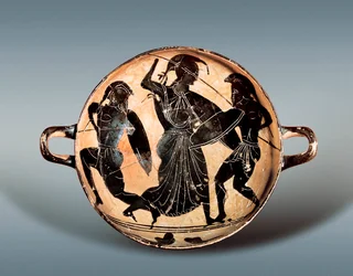 Guerra de Troya: la diosa Atenea lucha entre Héctor y Aquiles. Siglo VI a. C. Kylix (copa para beber) con figuras negras en cerámica, Museo Arqueológico de Cataluña, Barcelona.