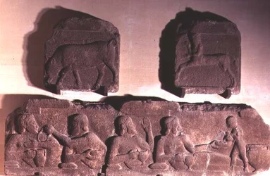 Dos metopas que representan un centauro y un jabalí y un friso que representa a Heracles festejando, del Templo de Atenea en Assos (Misia) c.540-520 a.C.