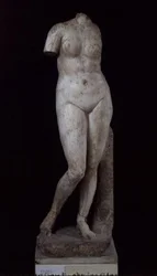 Afrodita de pie desnuda, Alejandrina, c.336-30 a.C. (mármol)