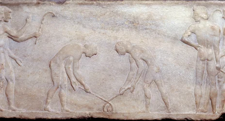 Arte de la Antigua Grecia: Juego de pelota con lacrosse (principio del hockey actual). Bajo relieve. Museo Arqueológico de Atenas