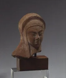 Cabeza femenina, fragmento de una estatua del tipo de brazos cruzados de Spedos, período cicládico temprano II, c.2700-2400 a.C. (mármol)