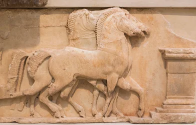 Cuatro caballos (cuadriga) tirando de un carro del friso sur del Tesoro de los Sifnios, construido c.530-480 a.C.