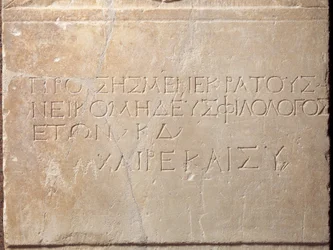 Estela funeraria inscrita, de Megara