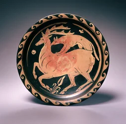 Plato de figuras rojas de Apulia, atribuido al Pintor de Lampas, c.350-325 a.C. (terracota)