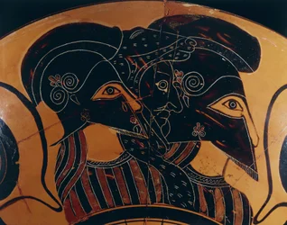 Detalle de un jarrón griego de figuras negras que representa a tres guerreros con cascos