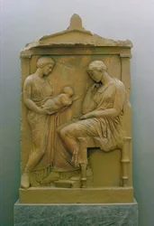 Estela funeraria que representa a una criada sosteniendo un bebé hacia una mujer sentada