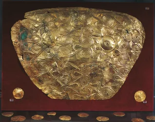 Escudo de oro de la tumba V de Micenas