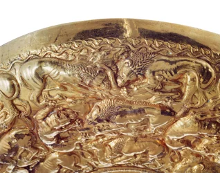 Cuenco de libación con decoraciones en relieve en forma de leones y panteras