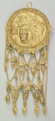 Colgante con la cabeza de Atenea Partenos (oro y esmalte)
