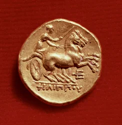 Reverso de un estátero de Felipe II (382-336 a.C.) de Macedonia representando a un auriga, 356-336 a.C. (oro)