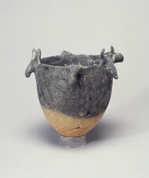 Cuenco de tulipán, con cabezas de toros, Chipre, 2400-2200 a.C.