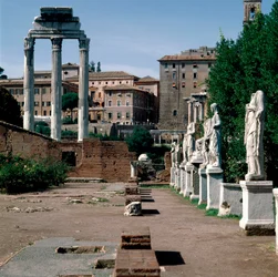Foro Romano: estatuas de vestales. Casa de las vestales (Casa delle Vestali o Atrium Vestae). A la izquierda, el templo griego de los Dioscuros (o templo de Cástor y Pólux) (siglo V a.C.). Roma