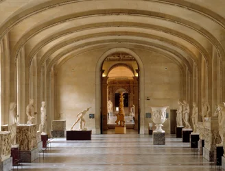 Vista de la sala Daru del Museo del Louvre: piezas de antigüedades griegas y romanas de la colección Borghese. París