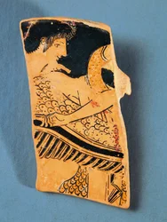 Fragmento de plato ático que representa a Apolo volando sobre un cisne hacia el país de los hiperbóreos, del pintor Eufronios, cerámica de figuras rojas
