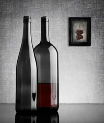 Elegante bodegón con vino