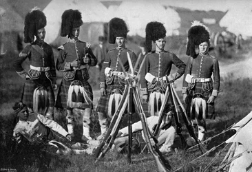 Un guardia de campamento de los Seaforth Highlanders en las maniobras del New Forest, Hampshire