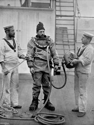 Un buzo del acorazado HMS Camperdown con su traje de buzo, 1896