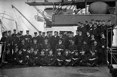 Almirante Lord Walter Kerr y sus oficiales en la cubierta de su buque insignia, HMS Majestic, 1896
