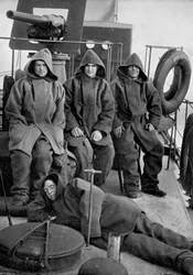 Marineros del destructor de torpedos HMS Sturgeon, 1896