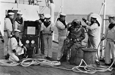Buceador y su aparato a bordo del HMS Blake, 1896