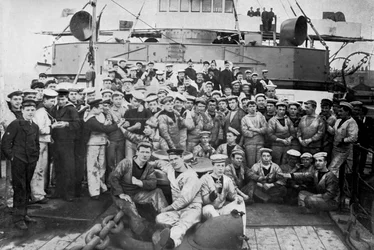 Marineros de sala de máquinas a bordo del HMS Majestic, 1896