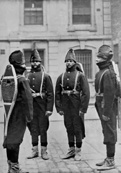 Artilleros de la Batería A de la Artillería Real Canadiense equipados para el servicio de invierno