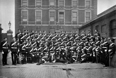 Suboficiales de la 1ª Guardia de Vida en los Barracones de Knightsbridge, Londres, 1896