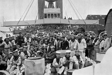 En el castillo de proa del HMS Royal Sovereign, 1895