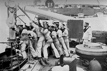 Izando el ancla en el castillo de proa del acorazado HMS Majestic, 1896