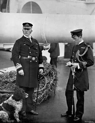 Contraalmirante Arthur Alington y su teniente de bandera, William George Elmhirst Ruck-Keene, 1896
