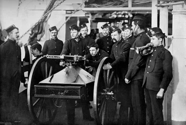 Ejercicio de repeler abordajes, Escuela de Artillería de Sheerness, Kent, 1896