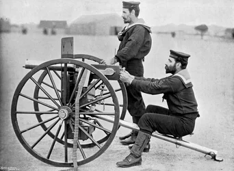 Práctica de ametralladora Maxim de la Royal Navy en la isla Whale, Portsmouth, Hampshire, 1896