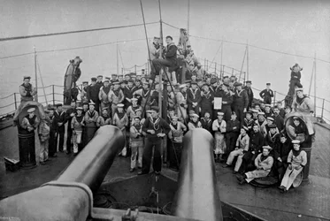 Parte de la tripulación del acorazado de primera clase HMS Sans Pareil, 1896