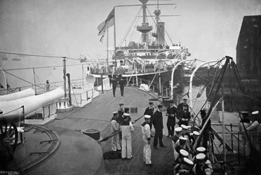 El acorazado HMS Resolution, Portsmouth, Hampshire, 1896