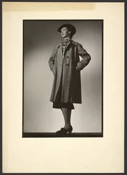 [Mujer modelando abrigo]