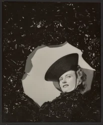 [Mujer con sombrero]