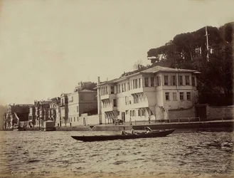 Edificios a lo largo de la Bahía de Tarabya, en el Mar de Mármara, Turquía
