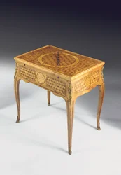 Mesa de juegos con sabots del siglo XIX