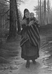 Madre e hijo en un sendero boscoso