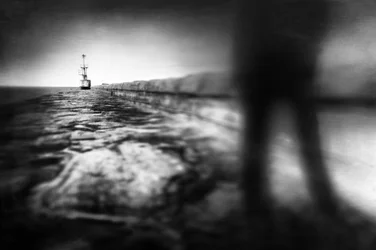 Una figura borrosa en el muelle