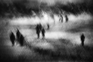 Figuras borrosas caminando