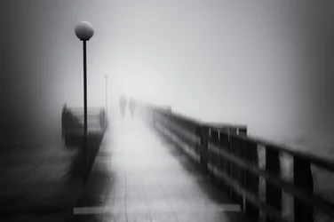 Un misterioso paseo por el muelle entre la niebla