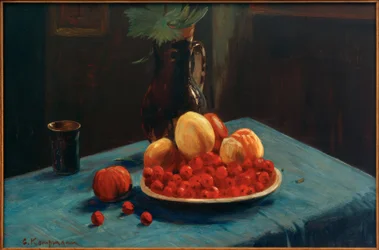 Naturaleza muerta con frutas sobre mantel azul
